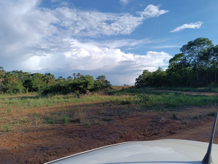 Somos o Maior Portal de Anúncios de Imóveis Rurais do Brasil. Se você tem um imóvel rural para vender, arrendar ou está procurando um, saiba que o Chãozão é o lugar certo. Porque de terra, a gente entende! Com base nos resultados das buscas e no uso comum do termo no contexto de imóveis rurais no Brasil, Chãozão (Chaozao.com.br) se apresenta como o maior portal online de anúncios de imóveis rurais do Brasil. Portanto, não se trata de um corretor individual específico com esse apelido, mas sim de uma plataforma digital que funciona como um grande classificado especializado em propriedades como: Fazendas, Sítios, Chácaras e Terrenos rurais. O que o Chãozão (portal) faz: 1. Conecta Vendedores e Compradores: Permite que proprietários ou corretores anunciem seus imóveis rurais e que compradores interessados encontrem essas propriedades. A negociação, segundo o portal, é feita diretamente entre as partes. 2. Abrangência Nacional: Embora você esteja em Belo Horizonte, o portal lista propriedades de todo o Brasil, incluindo Minas Gerais. 3. Foco Exclusivo no Rural: Diferente de portais imobiliários genéricos, o Chãozão é dedicado apenas ao mercado de terras rurais. 4. Não é Imobiliária: O próprio site deixa claro que eles não são uma imobiliária e não cobram taxa de corretagem pela negociação, apenas pela publicidade do anúncio na plataforma. Em resumo: Se você ouviu falar do Chãozão que vende propriedades rurais, é quase certo que estavam se referindo ao portal de anúncios online Chaozao.com.br. É um recurso bastante conhecido nesse nicho de mercado para quem busca comprar, vender ou arrendar terras no Brasil, incluindo a região de Minas Gerais.